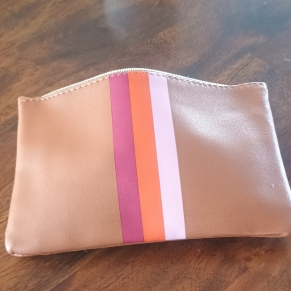 La Roche-Posay Skincare Set with Cosmetic Bag - Picture 5 of 6